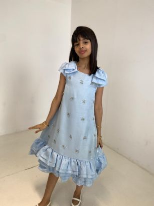 صورة فستان سماوي بفينكات جانبيه على الاكتاف أنبقة